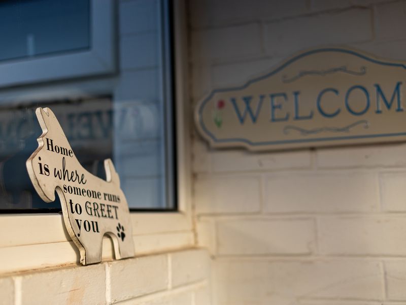 A welcome sign at Oakfield Old Dog's home